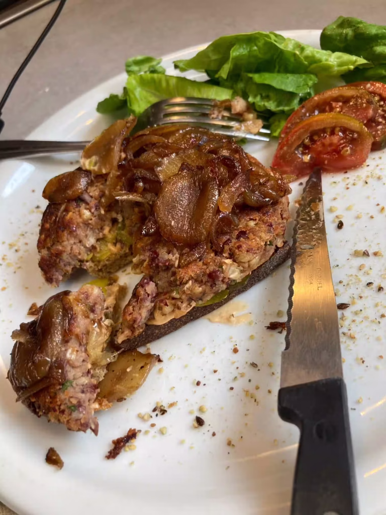 Haché haricots rouges-sarrasin, oignons caramélisés, sauce rose, cornichons.