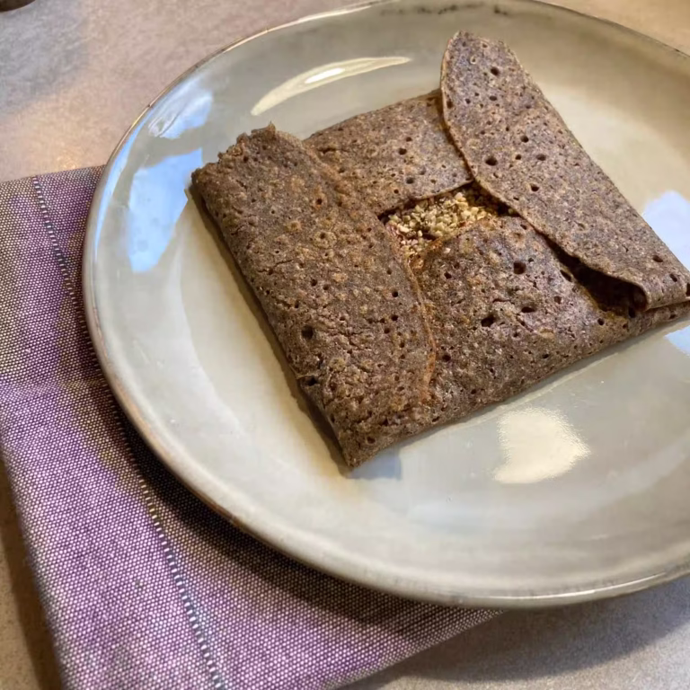 Galettes de sarrasin & poireaux, crème de noisettes.
